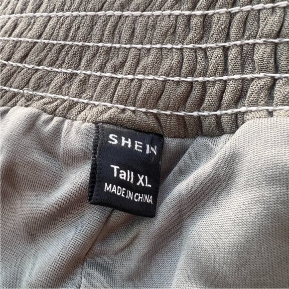 Pleated Wide-Leg Pants - Picture 5 of 6